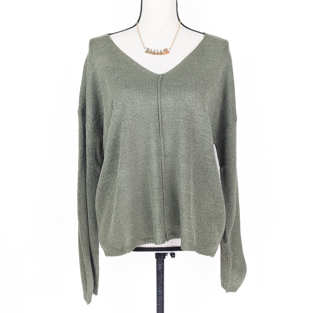 🦋LAST🦋 NWT E&M Green Back Button Sweater